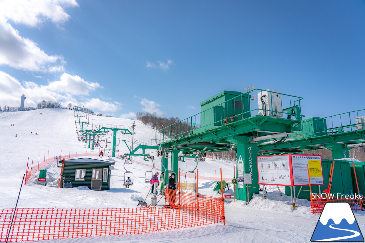 旭川サンタプレゼントパーク・マロースゲレンデ｜旭川市の街並みの向こうに北海道最高峰「旭岳」を望む大パノラマ。旭川市民御用達の絶景ゲレンデへ！